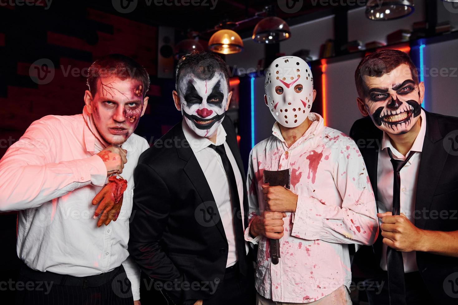 vänner är på de tematiska halloween fest i skrämmande smink och kostymer foto