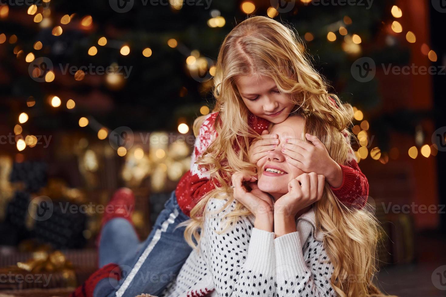 mor och liten flicka har roligt och fira jul högtider foto