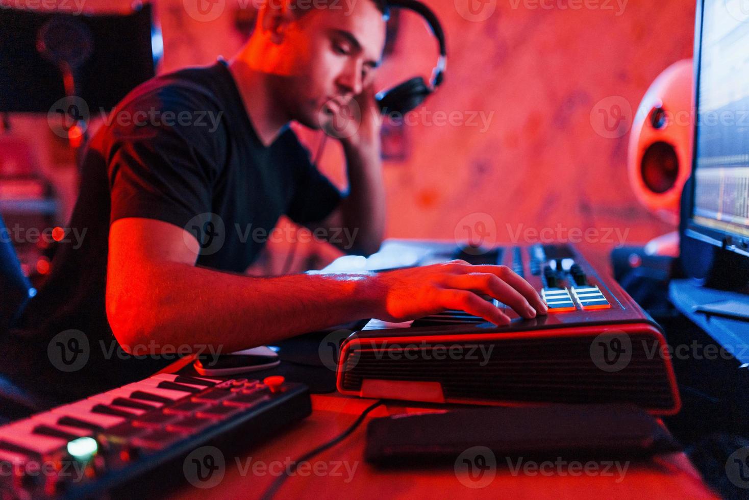 professionell ljud ingenjör arbetssätt och blandning musik inomhus i de studio foto