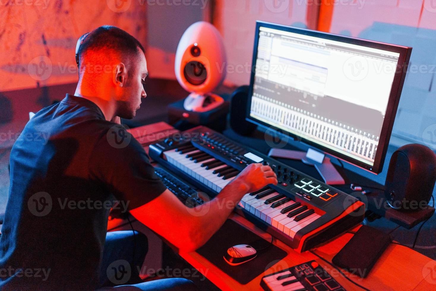 professionell ljud ingenjör arbetssätt och blandning musik inomhus i de studio foto