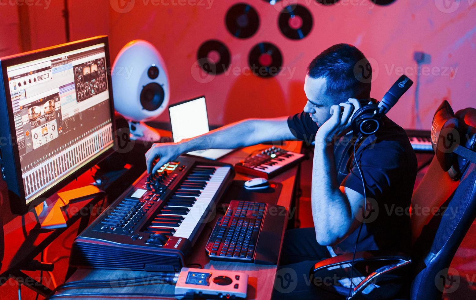 ung soung ingenjör arbetssätt och blandning musik inomhus i de studio foto