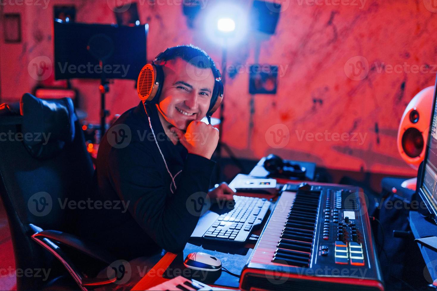 ung soung ingenjör arbetssätt och blandning musik inomhus i de studio foto