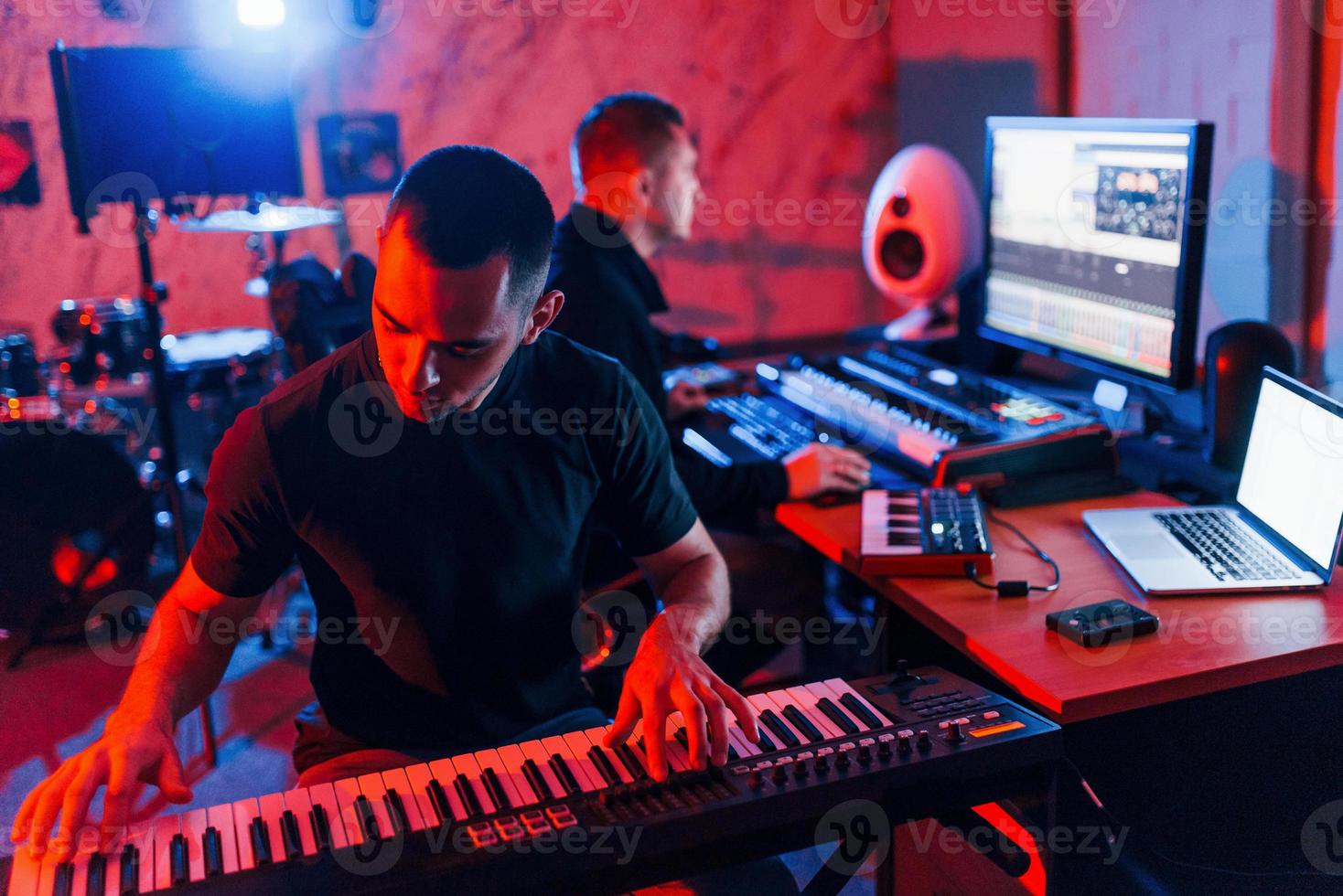 ljud ingenjör ha inspelning session med piano spelare inomhus i de studio foto