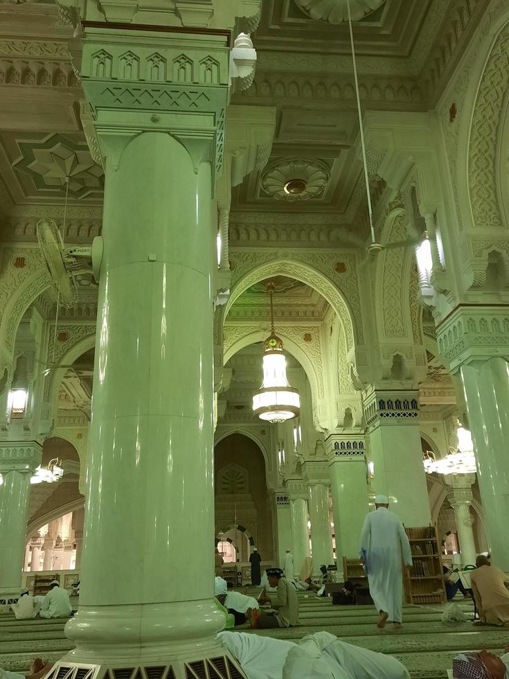 mecka, saudi Arabien, nov 2022 - skön se av dekorativ valv, pelare och ljuskronor i de interiör av masjid al-haram, mecka, saudi arabien. foto