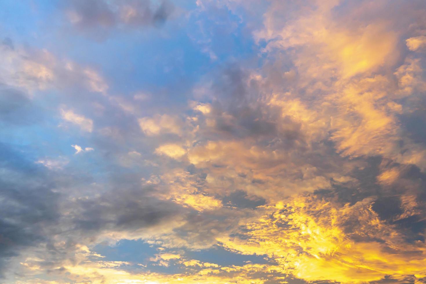 gyllene moln i de morgon. under de blå himmel. för natur bakgrund. foto