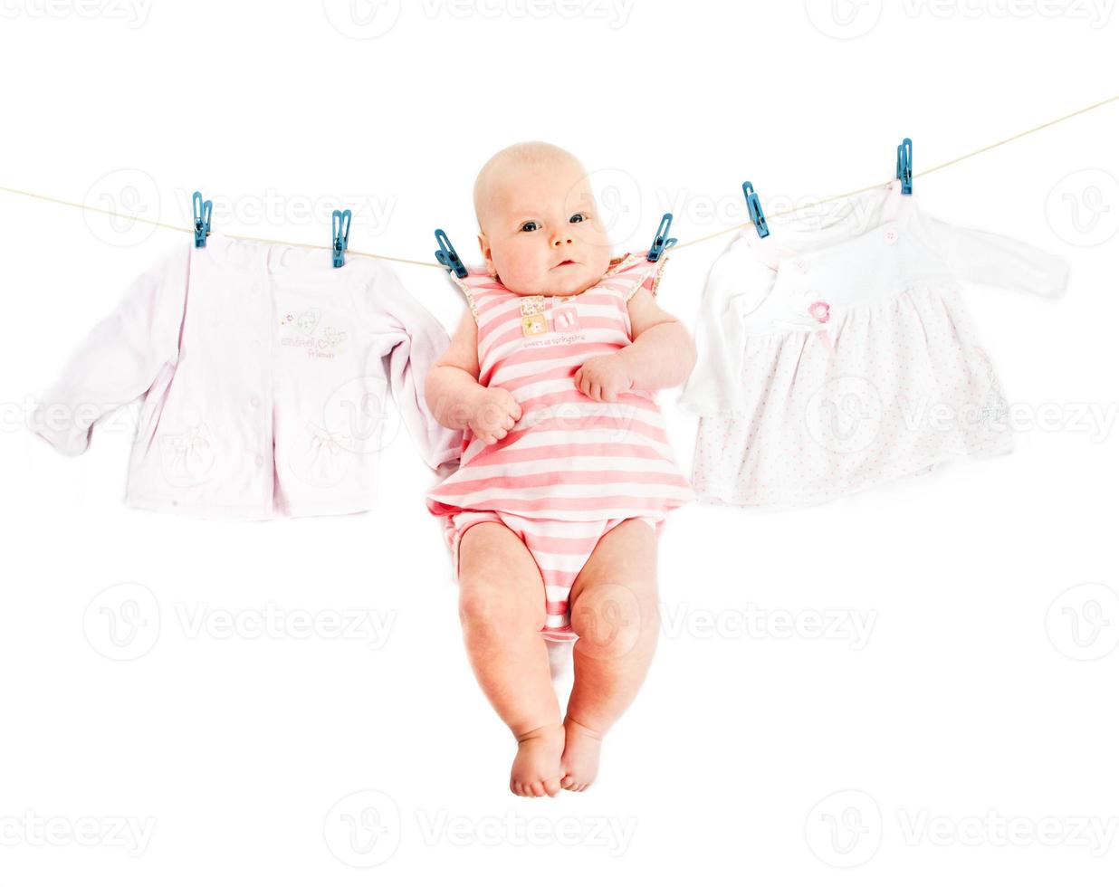 bebis på de klädstreck foto