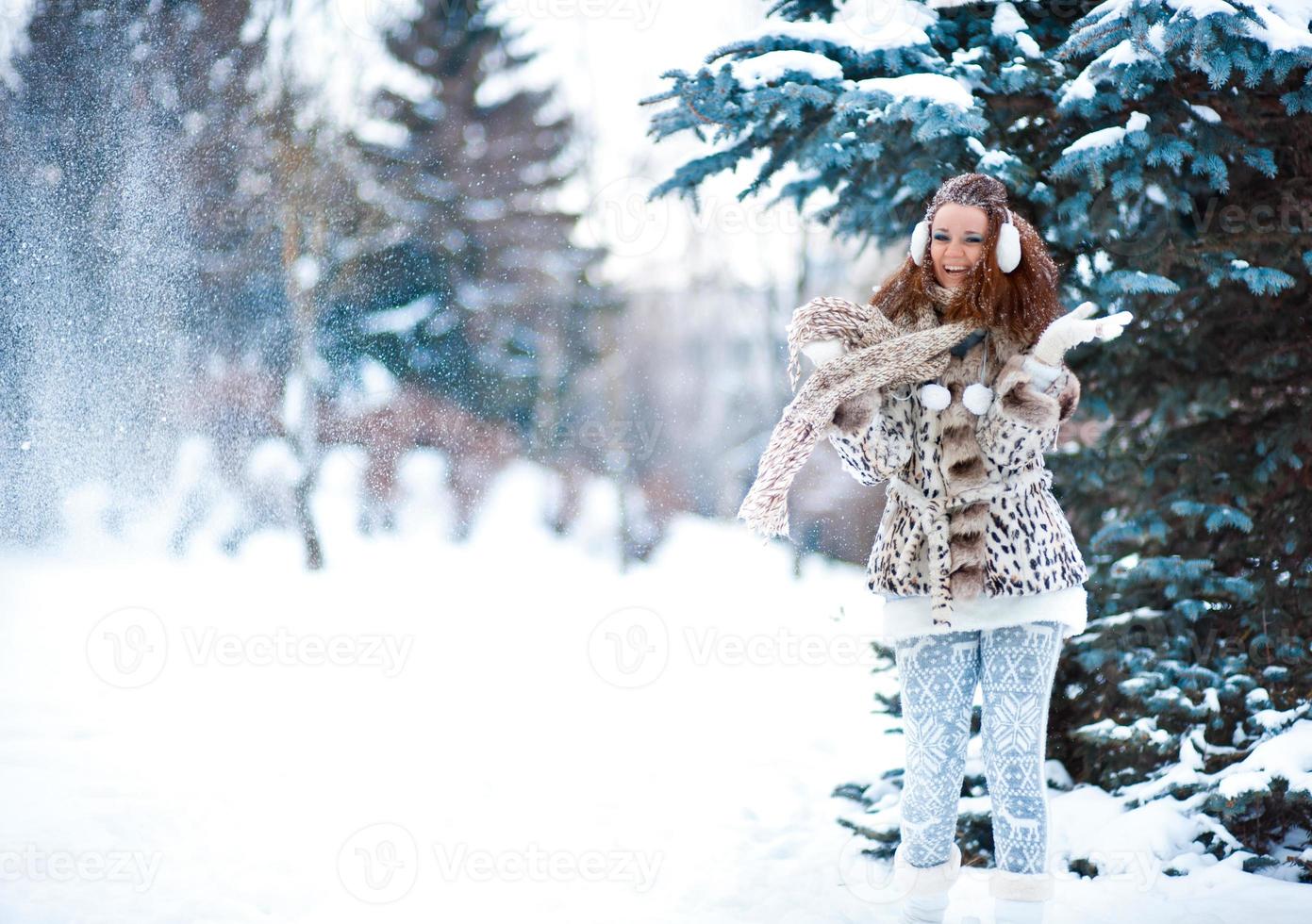 flicka i snöig skog foto