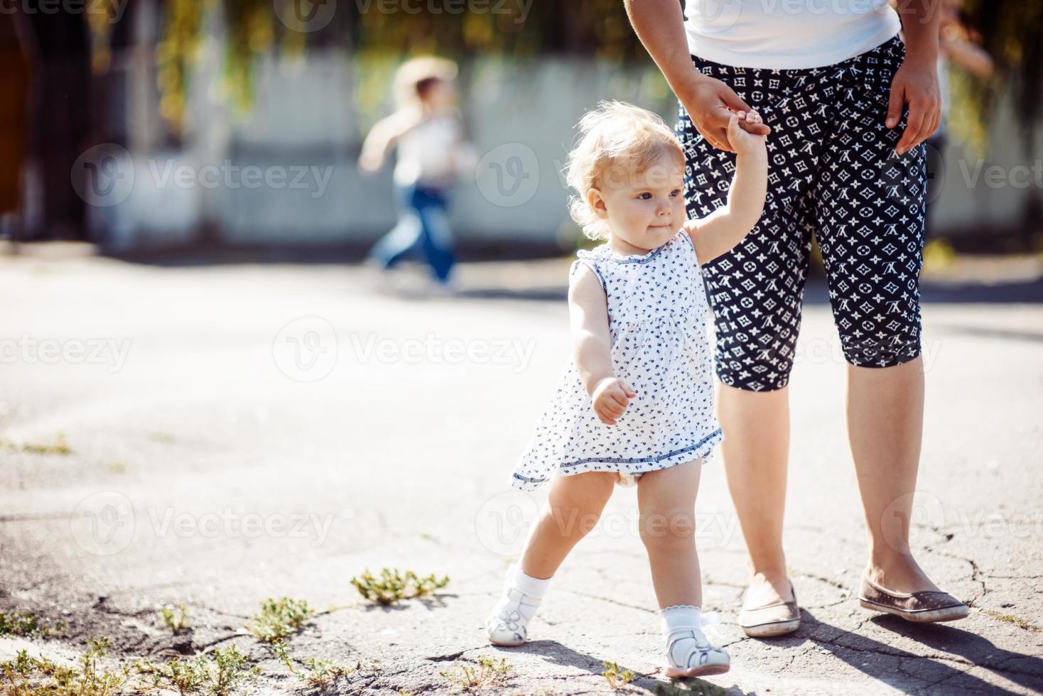 liten flicka i parken foto