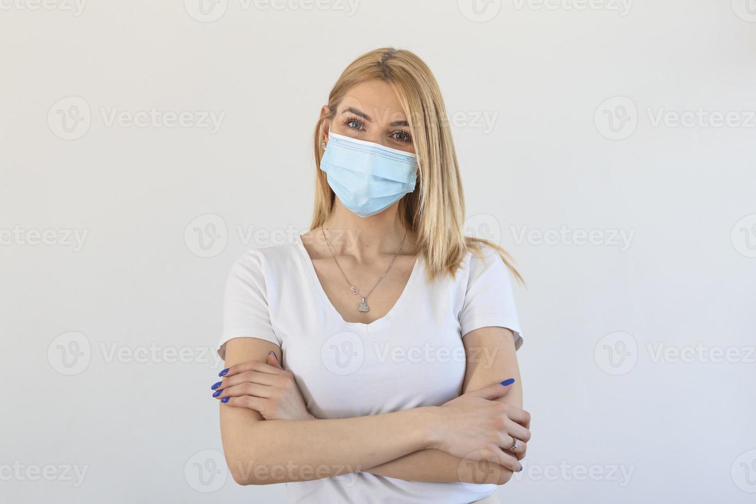 porträtt av ung kvinna bär ansikte skyddande mask till förhindra coronavirus och mot smog. porträtt av ung kvinna bär ansikte mask. covid-19 förebyggande begrepp foto