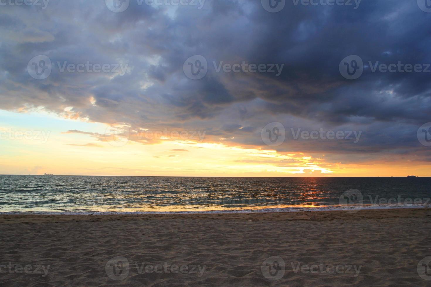 resa till ö koh lanta, thailand. de färgrik solnedgång på en strand på en molnig väder. foto