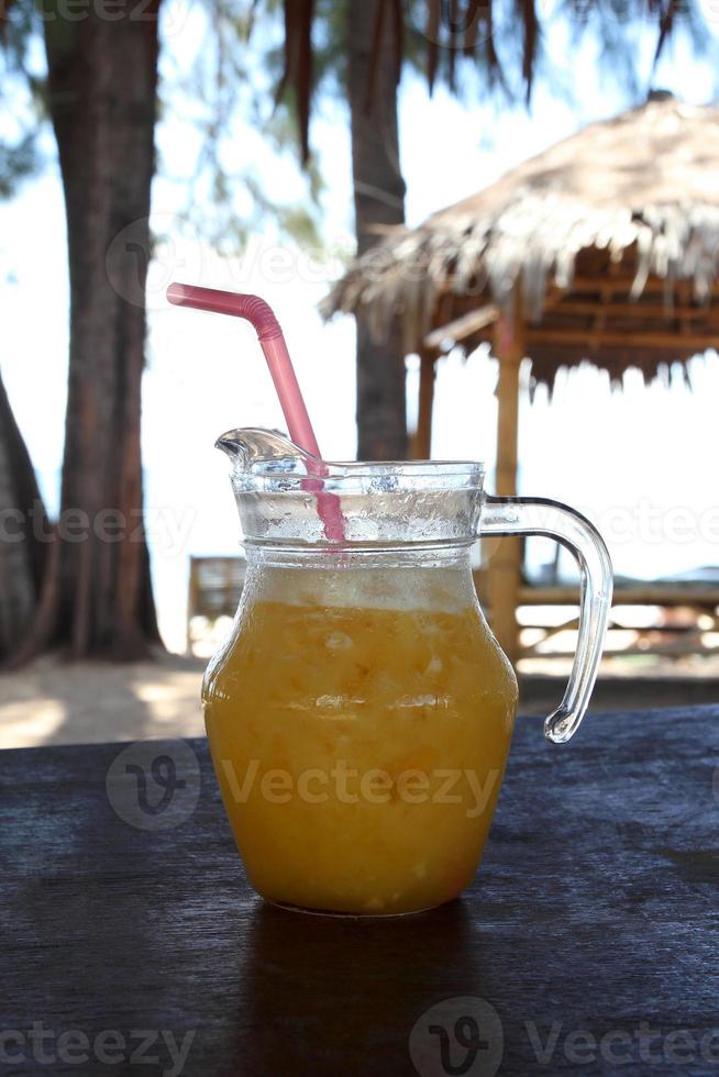 resa till ö koh lanta, thailand. de glas med mango juice på en tabell med hav på en bakgrund. foto