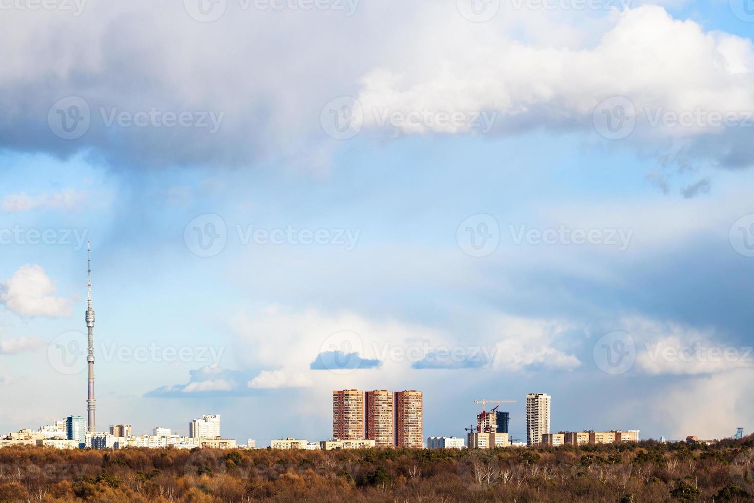 blå molnig himmel över stad i solig vår dag foto