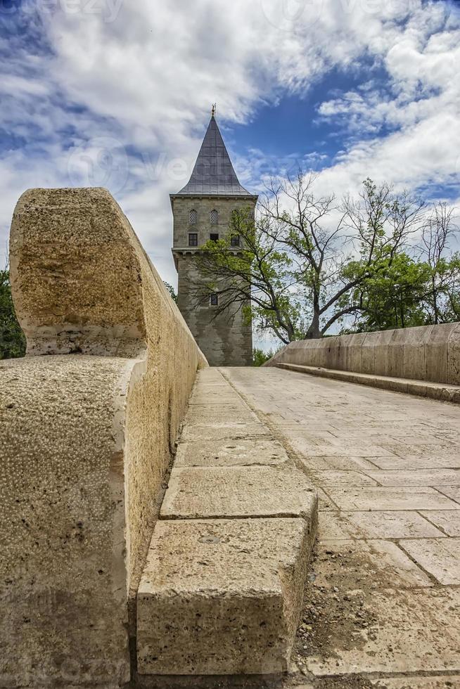 domstol torn av rättvisa och sultan suleyman bro i edirne stad av kalkon.frihet torn till kirkpinar använder sig av gammal sten bro foto