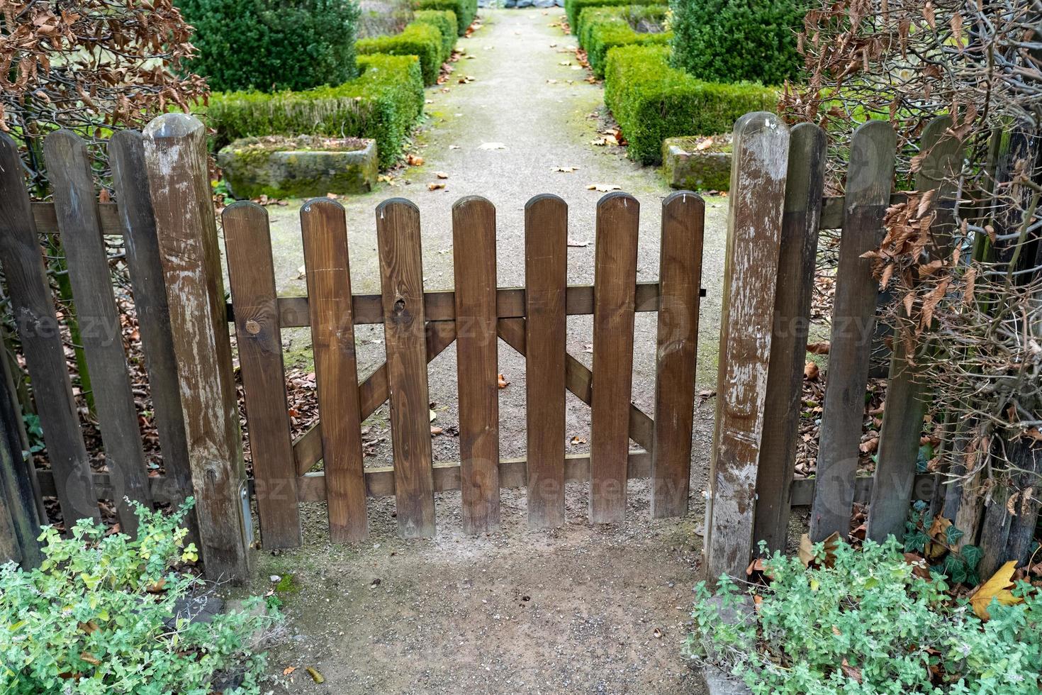 staket med trä- Port i en trädgård foto