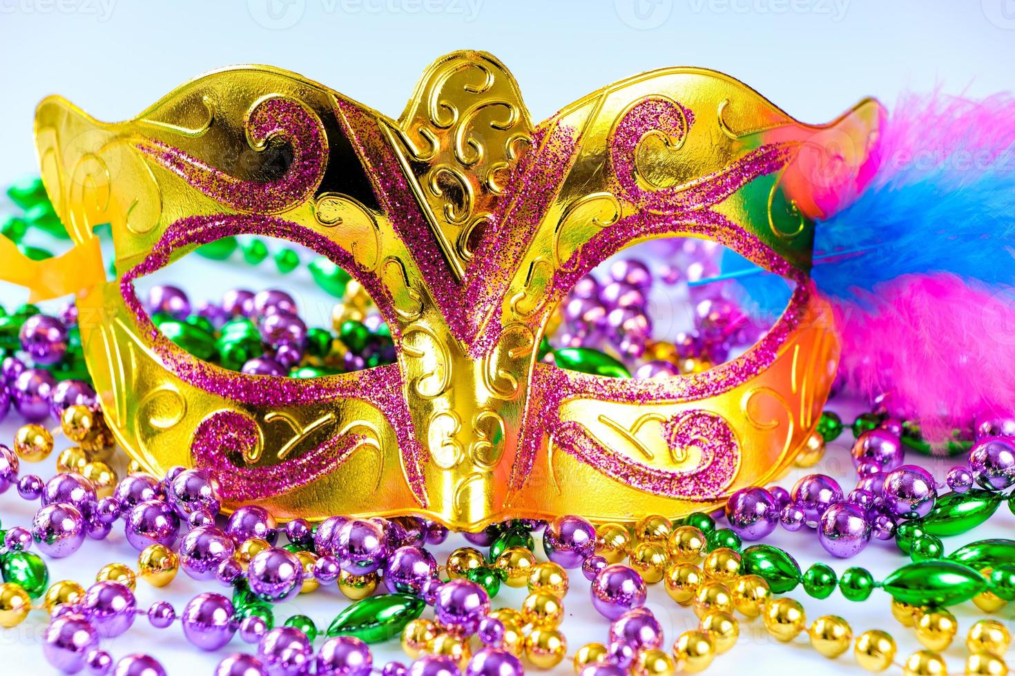 gyllene karneval mask och färgrik pärlor närbild. mardi gras eller fett tisdag symbol. foto