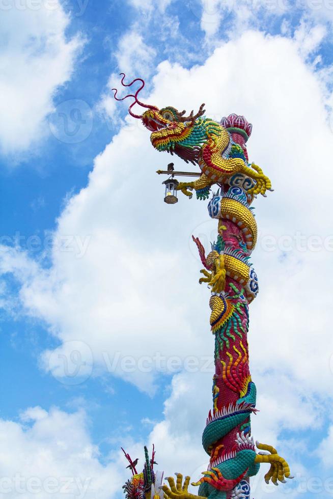 drake statyer, en mytisk varelse i kinesisk litteratur, är ofta dekorerad i tempel och på de tak som skön skulpturer och blå himmel. foto