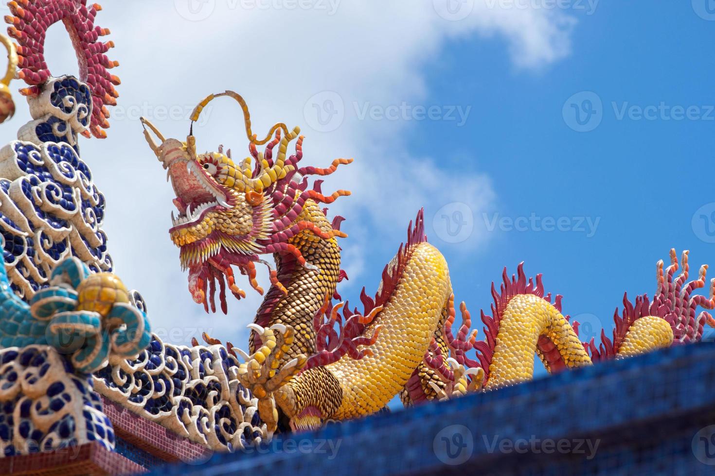 drake statyer, en mytisk varelse i kinesisk litteratur, är ofta dekorerad i tempel och på de tak som skön skulpturer och blå himmel. foto