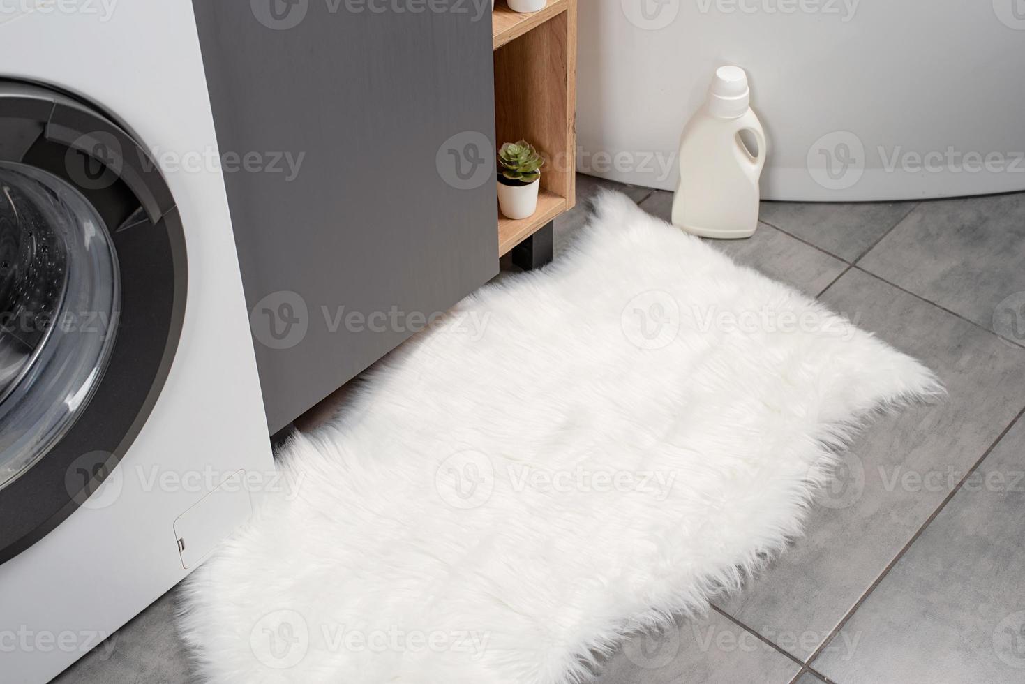 fluffig vit matta i vanlig badrum, attrapp design foto