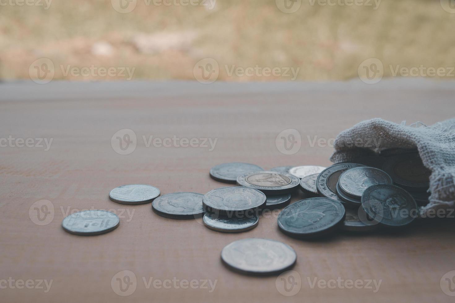stänga upp av pengar väska Häll i de mynt på de trä- tabell bakgrund foto