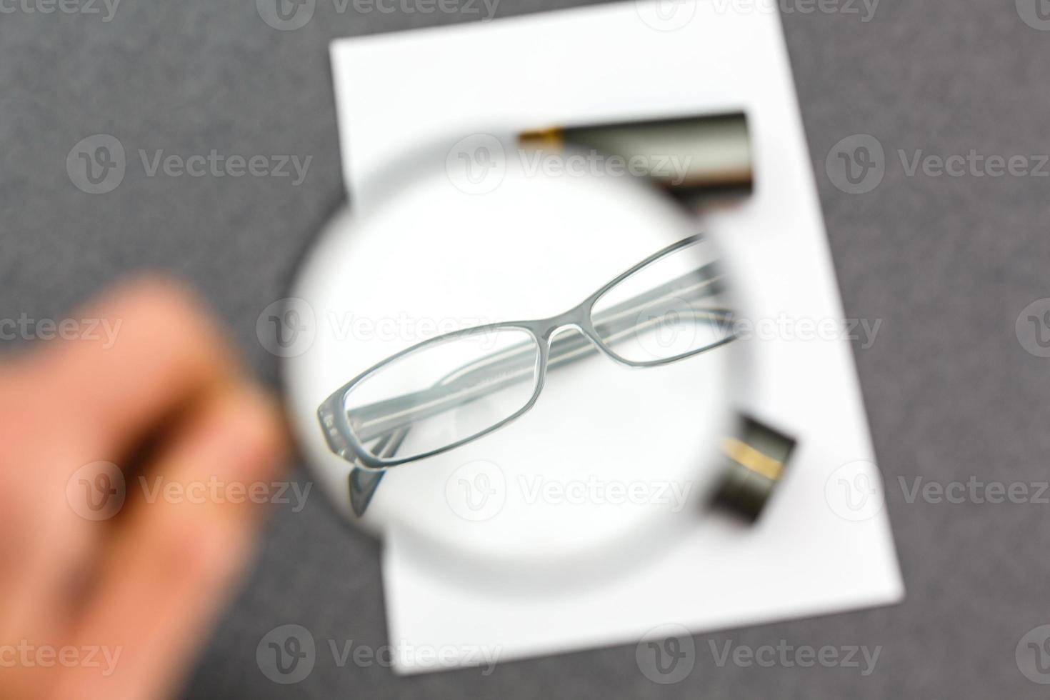 glasögon på papper med de ingenjörs kontor. foto