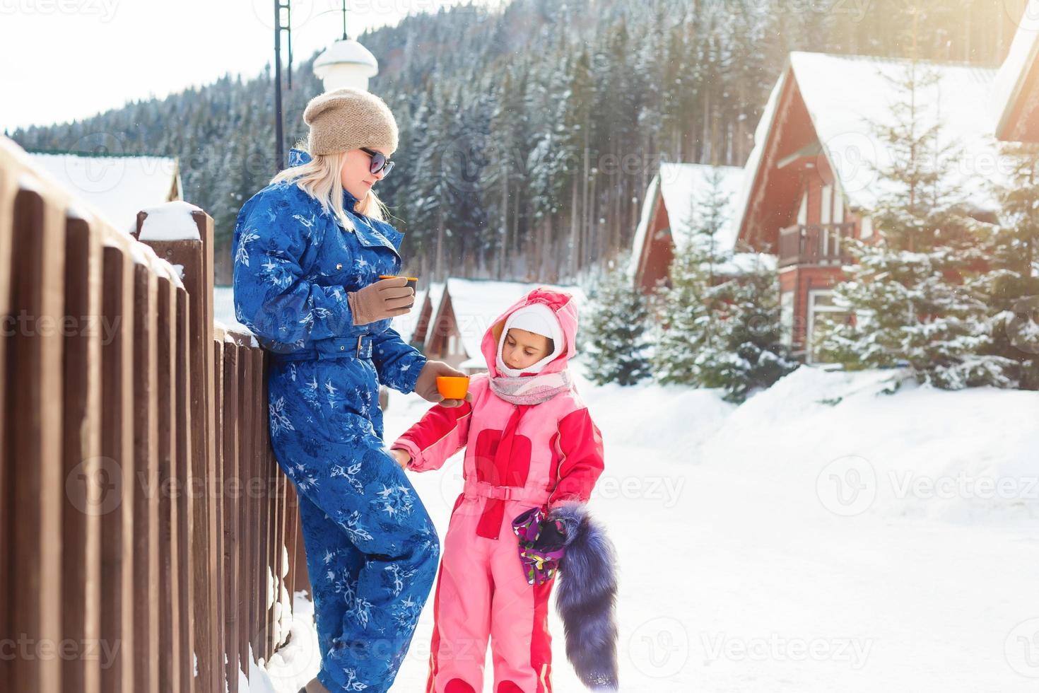 bild av sportig familj utgifterna tid på vinter- tillflykt under semester foto