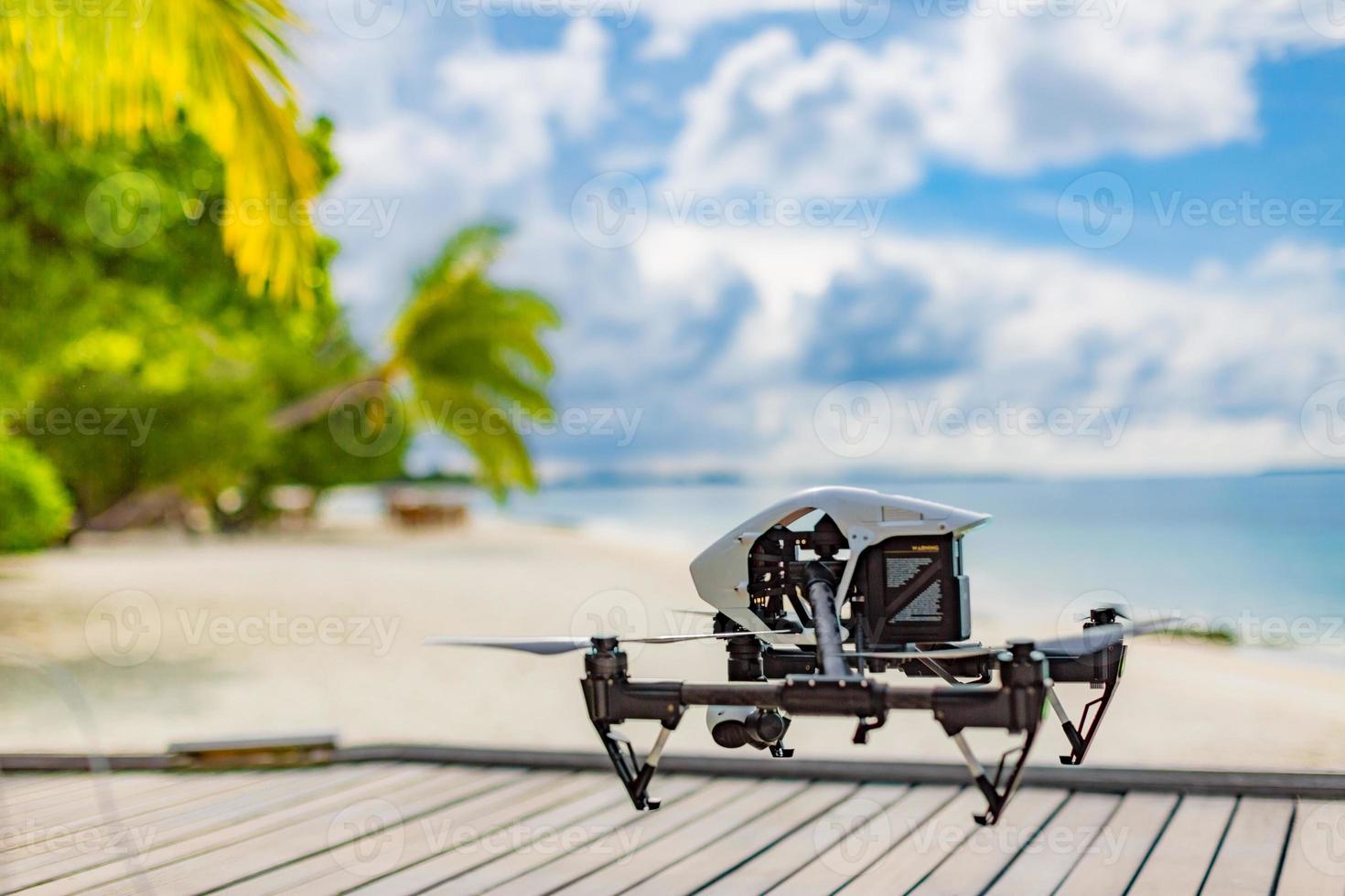 professionell Drönare quadcopter med digital kamera på tropisk strand. tar antal fot av smekmånad plats och turist semester innehåll. digital teknologi för särskild platser foto