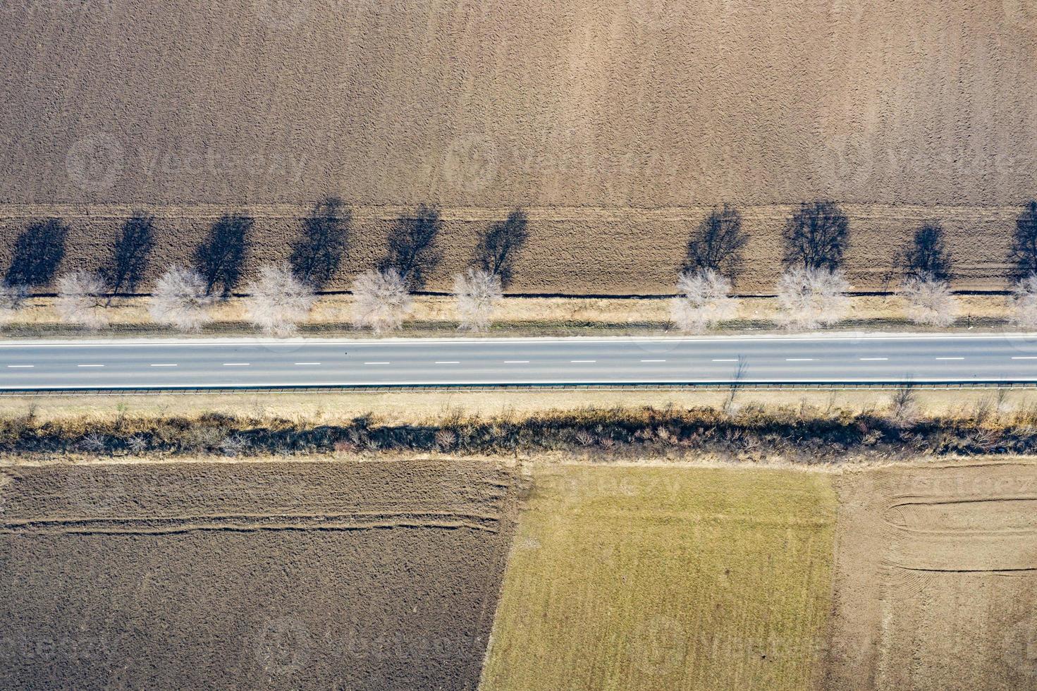 antenn se över lantlig fält med väg i de mitten, lantbruk landskap, topp se foto