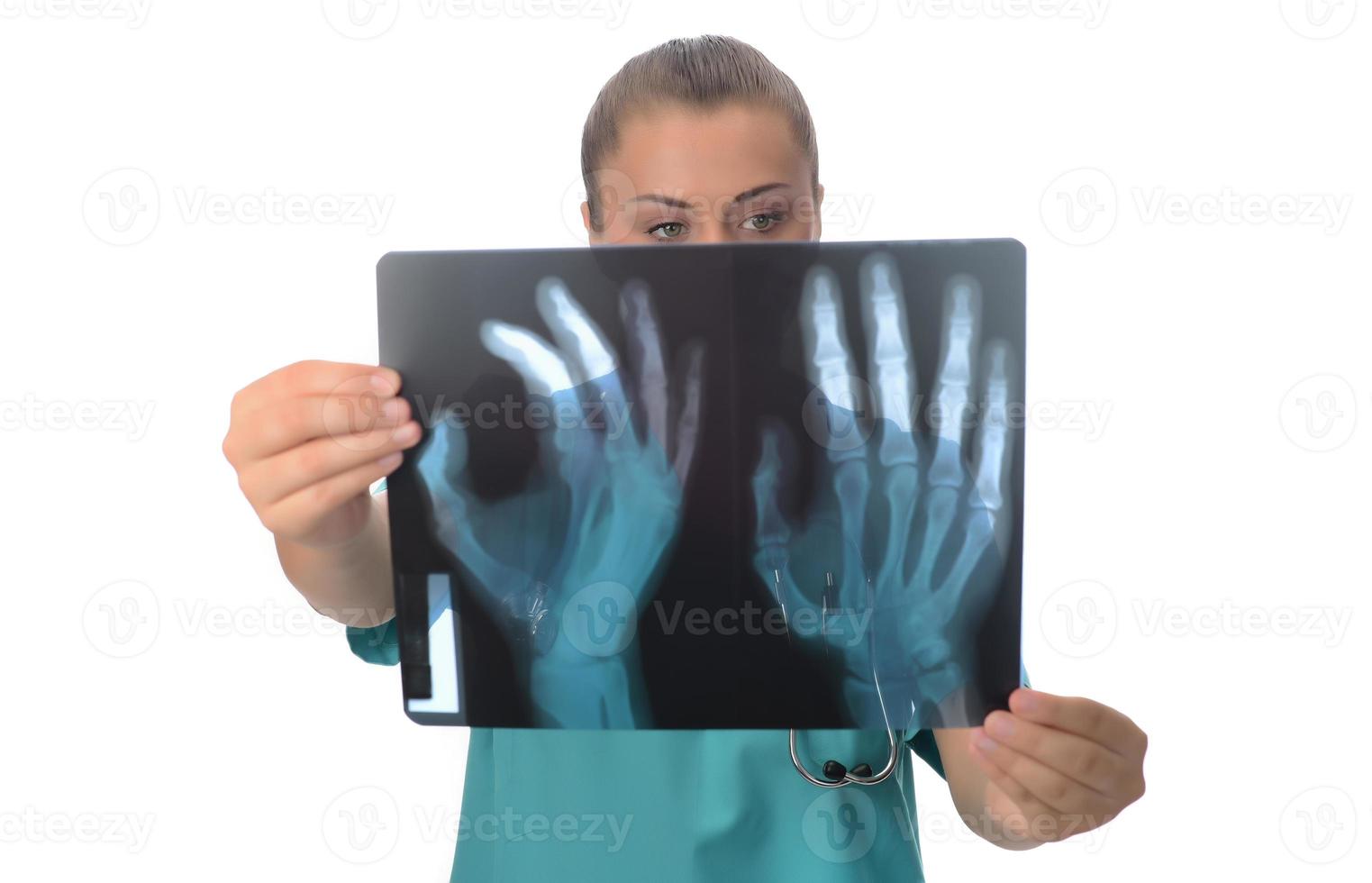 ung kvinna läkare ser på de patient röntgen foto