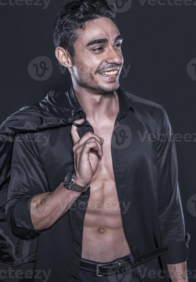 stilig arab manlig modell med perfekt kropp Framställ i studio. porträtt av en atletisk manlig modell Framställ på mörk bakgrund i de studio. mode begrepp. foto