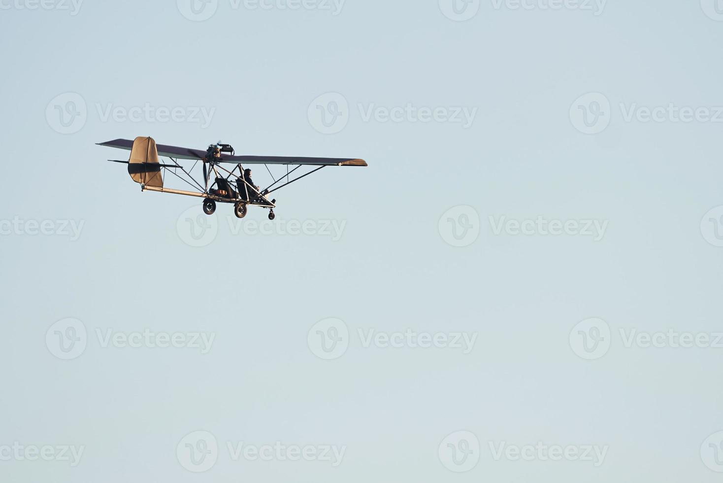 plan flygande hög upp i de molnfri himmel på dagtid. manlig pilot foto