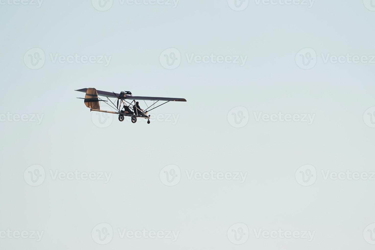 plan flygande hög upp i de molnfri himmel på dagtid. manlig pilot foto