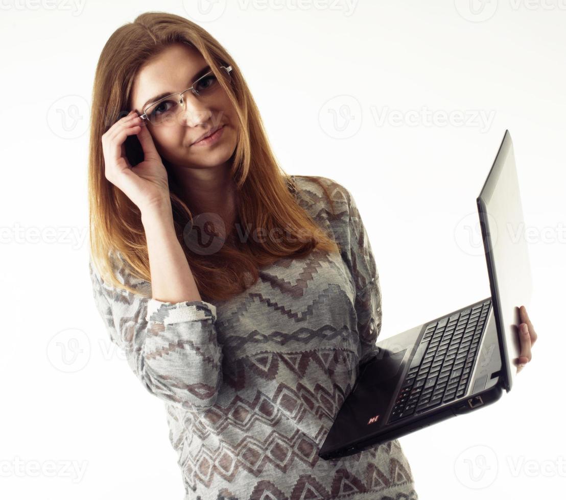 ung affärskvinna med bärbar dator foto