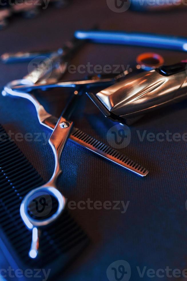 stänga upp se av årgång barberare affär verktyg den där liggande ner på de tabell foto