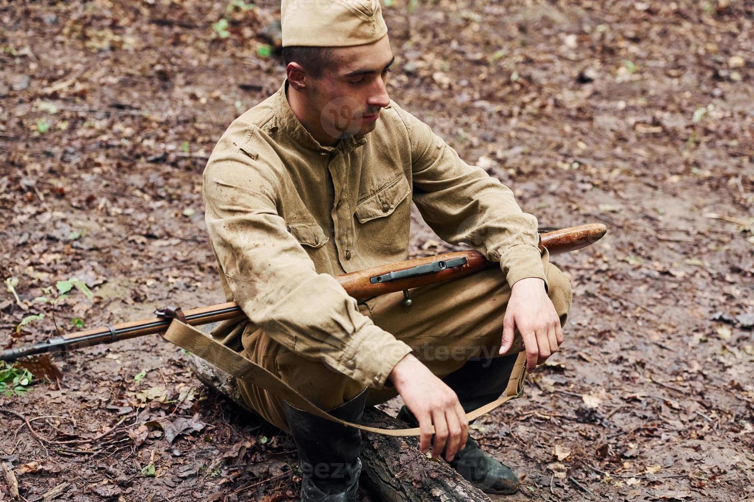 ternopil, ukraina - juni 2020 upa ukrainska rebellisk armén film filma. bilder av bakom kulisserna. soldat med vapen Sammanträde i de skog foto