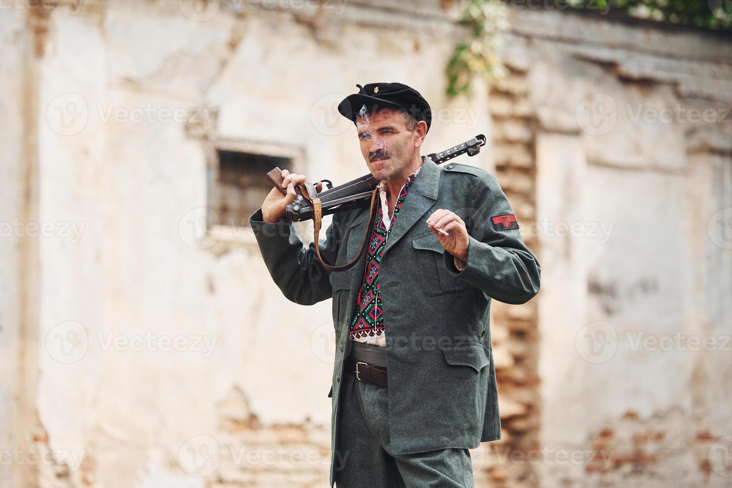 ternopil, ukraina - juni 2020 upa ukrainska rebellisk armén film filma. bilder av bakom kulisserna. gammal soldat med vapen rökning foto