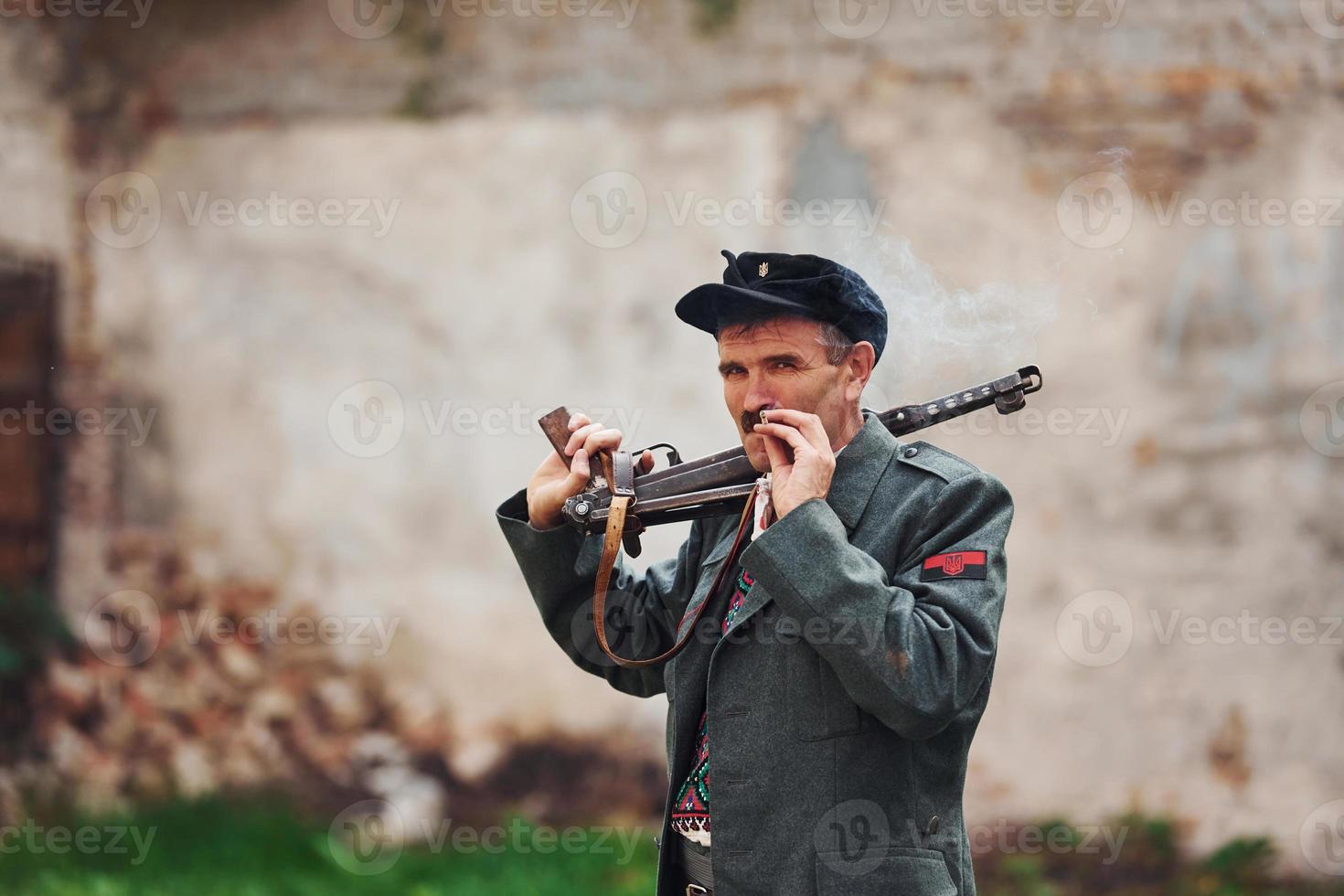 ternopil, ukraina - juni 2020 upa ukrainska rebellisk armén film filma. bilder av bakom kulisserna. gammal soldat med vapen rökning foto