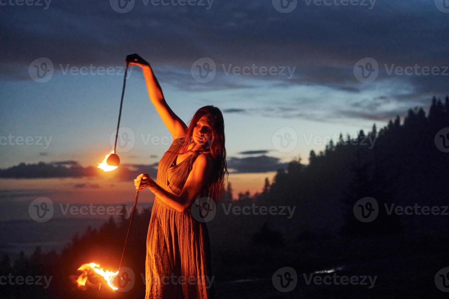 brand visa förbi kvinna i klänning i natt carphatian berg. skön landskap foto