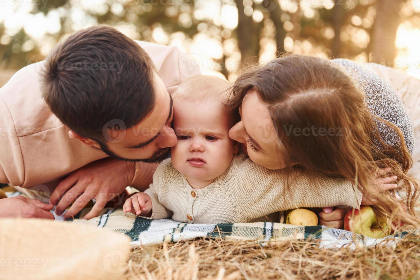 har picknick. Lycklig familj av mor, familj och liten bebis vilar utomhus. skön solig höst natur foto