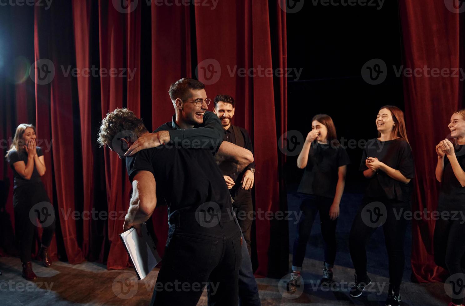 bekämpa scen. grupp av aktörer i mörk färgad kläder på repetition i de teater foto