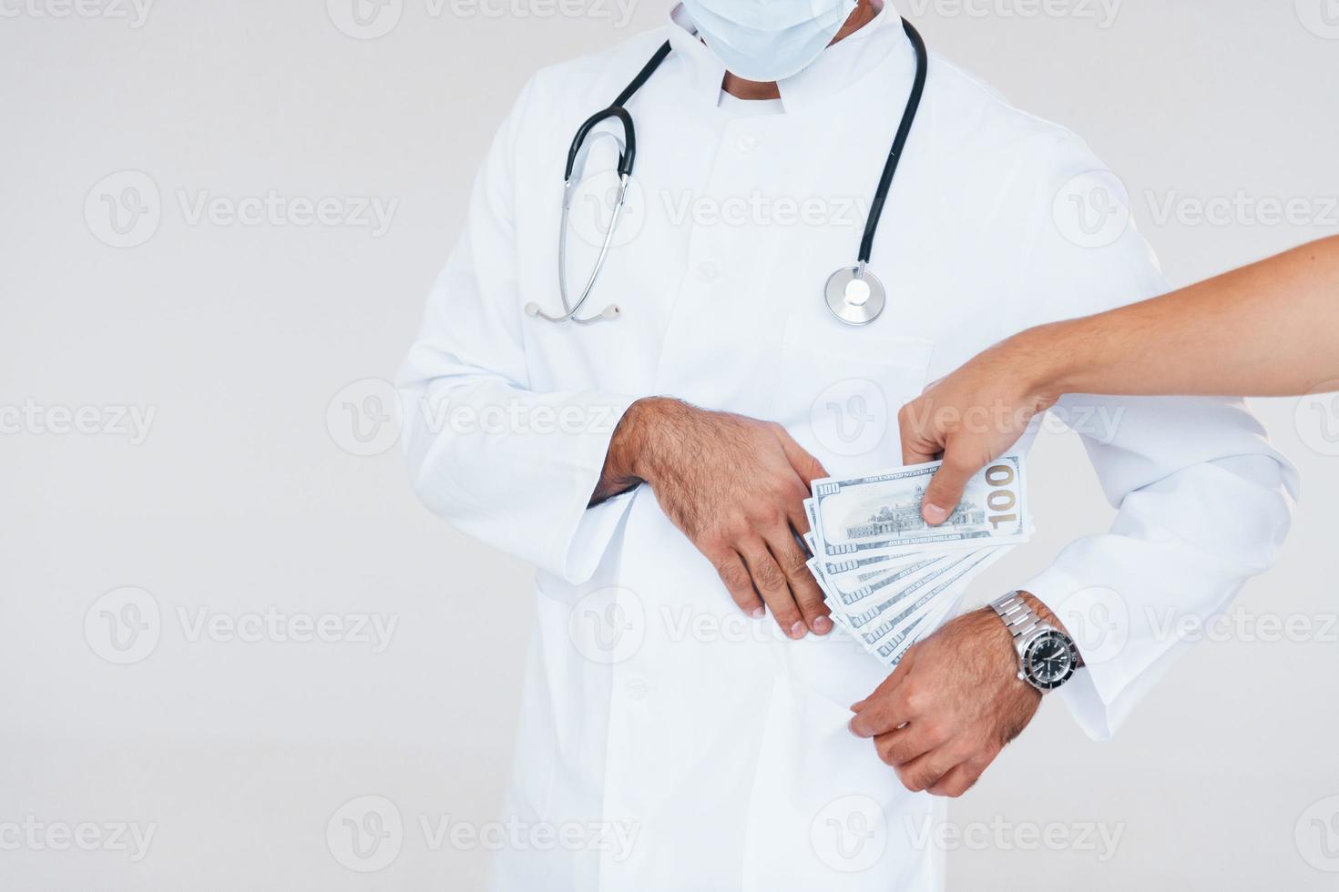 läkare tar muta. stänga upp partikel se av ung man den där stående inomhus mot vit bakgrund foto