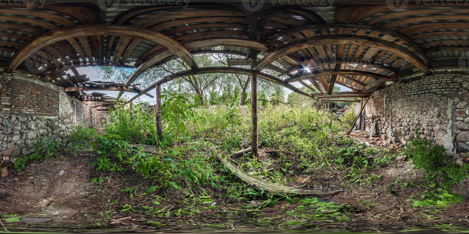 360 hdr panorama inuti övergiven förstörd buskig trä- ruttnande hangar eller gammal byggnad i full sömlös sfärisk hdri panorama i likriktad utsprång, ar vr virtuell verklighet innehåll foto