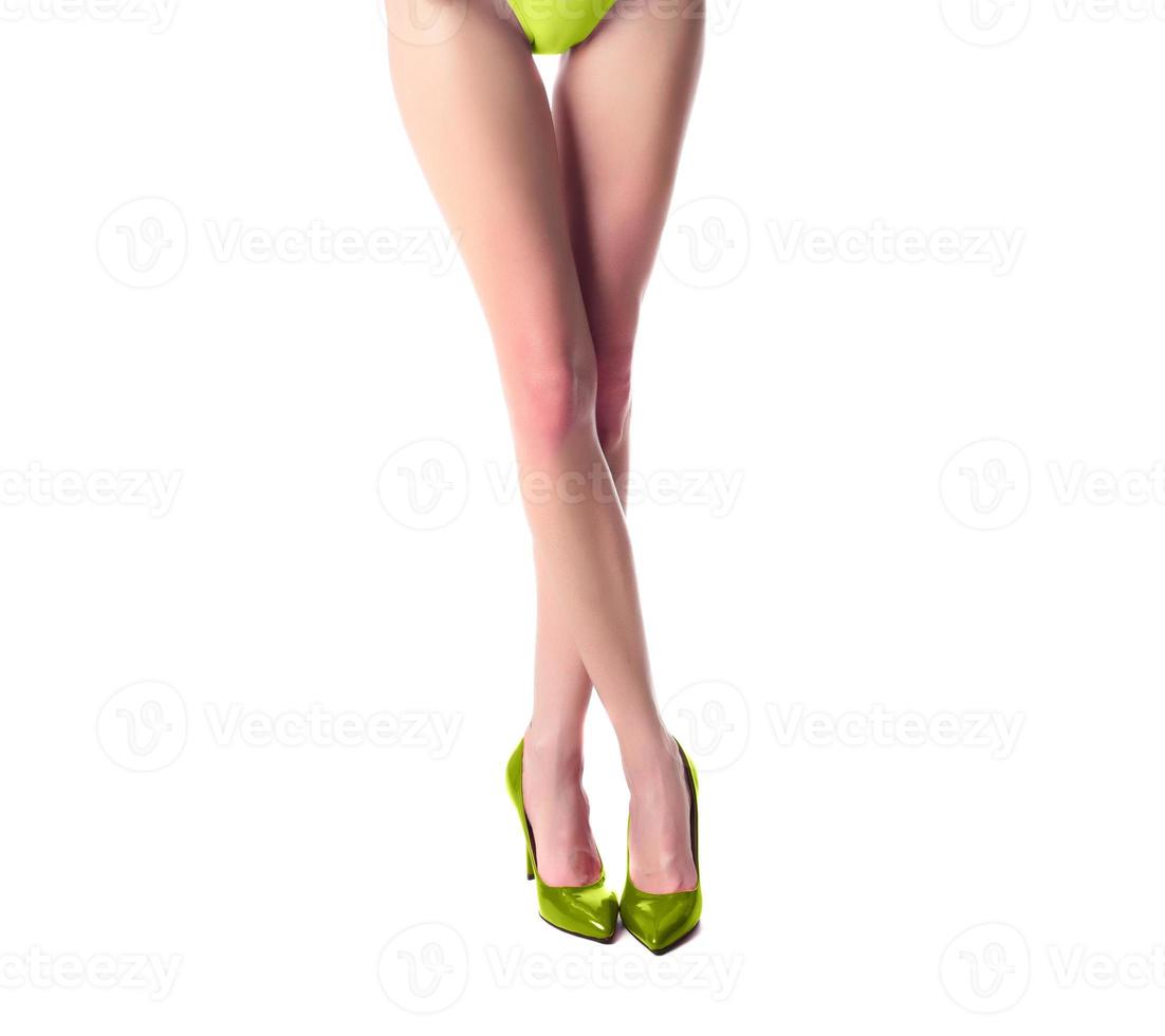 kvinna modell med skön ben på hög kullar foto