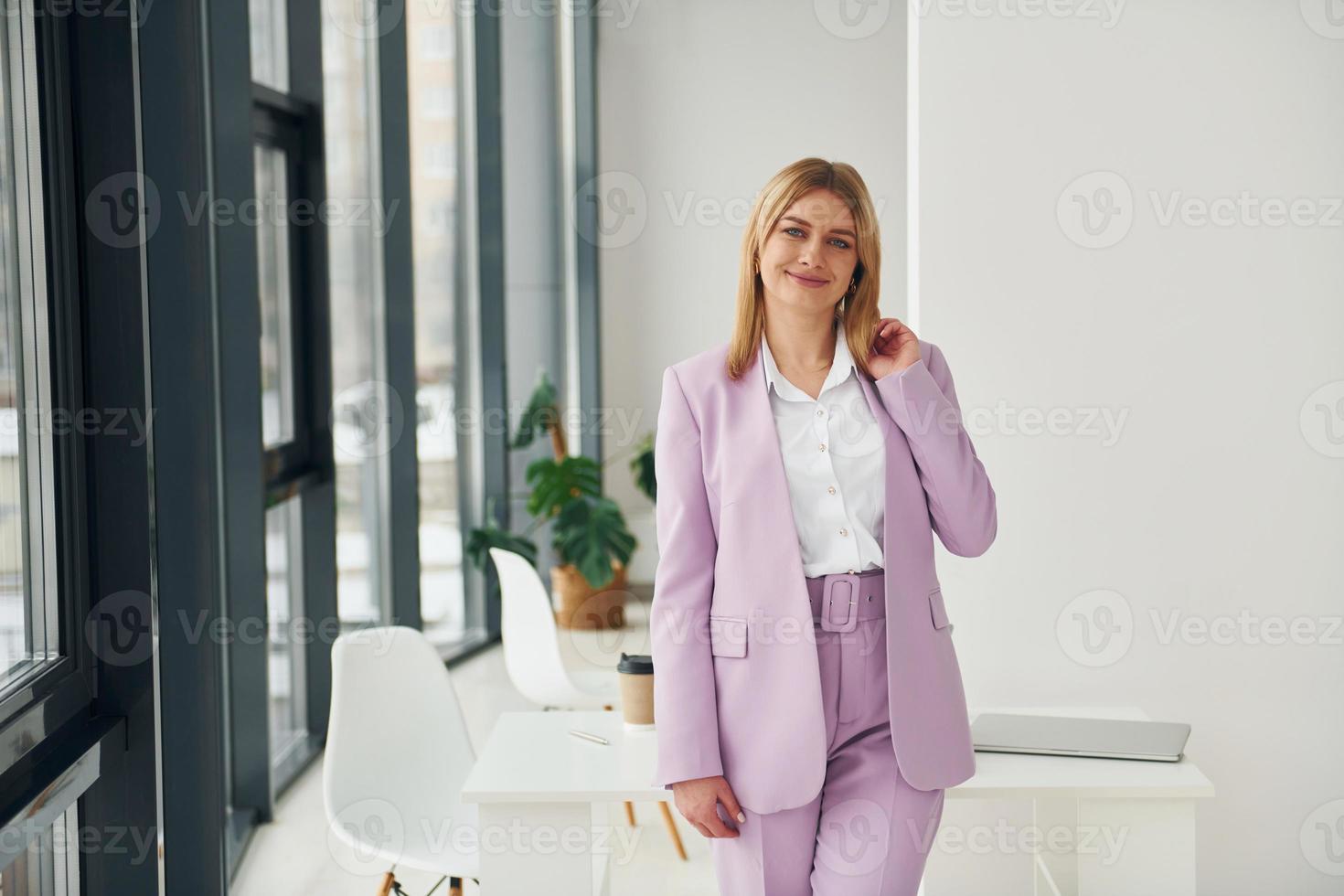 kvinna i formell kläder är inomhus i de modern kontor på dagtid foto