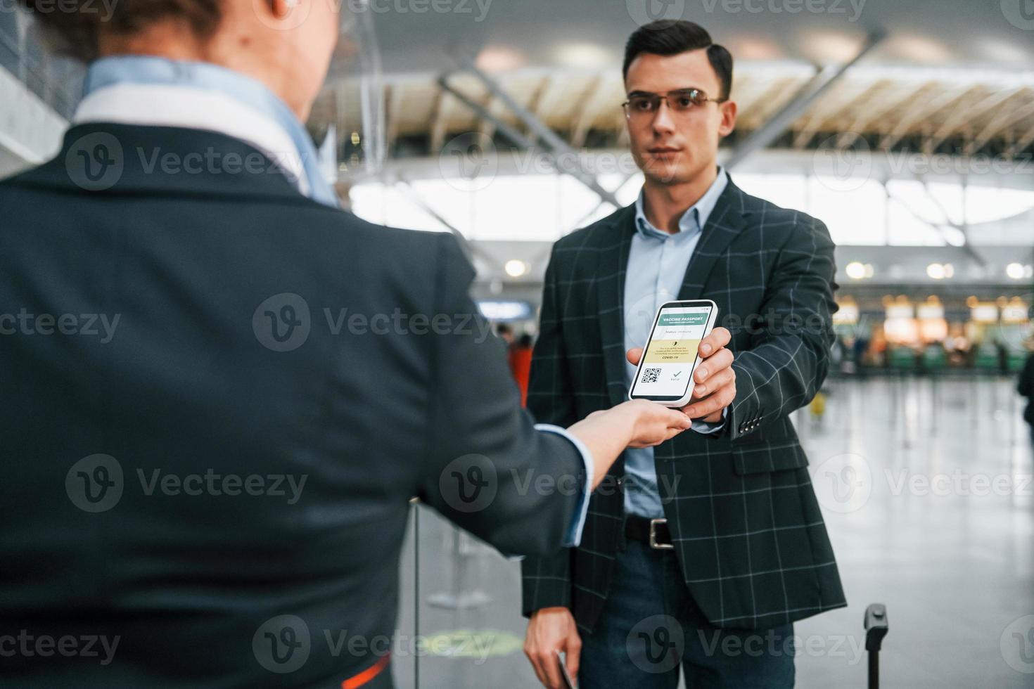 godkänd genom. ung affärsman i formell kläder är i de flygplats på dagtid foto