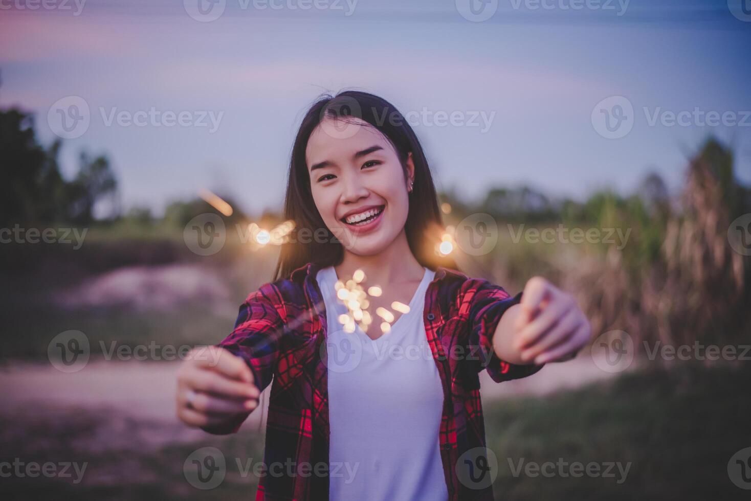 asiatisk Söt flicka innehav brinnande sparkler firande i ny år foto