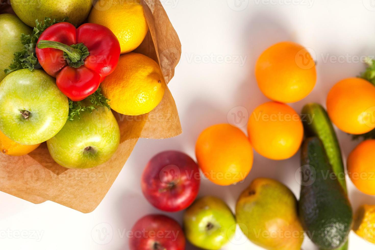 en bukett av grönsaker och frukt foto