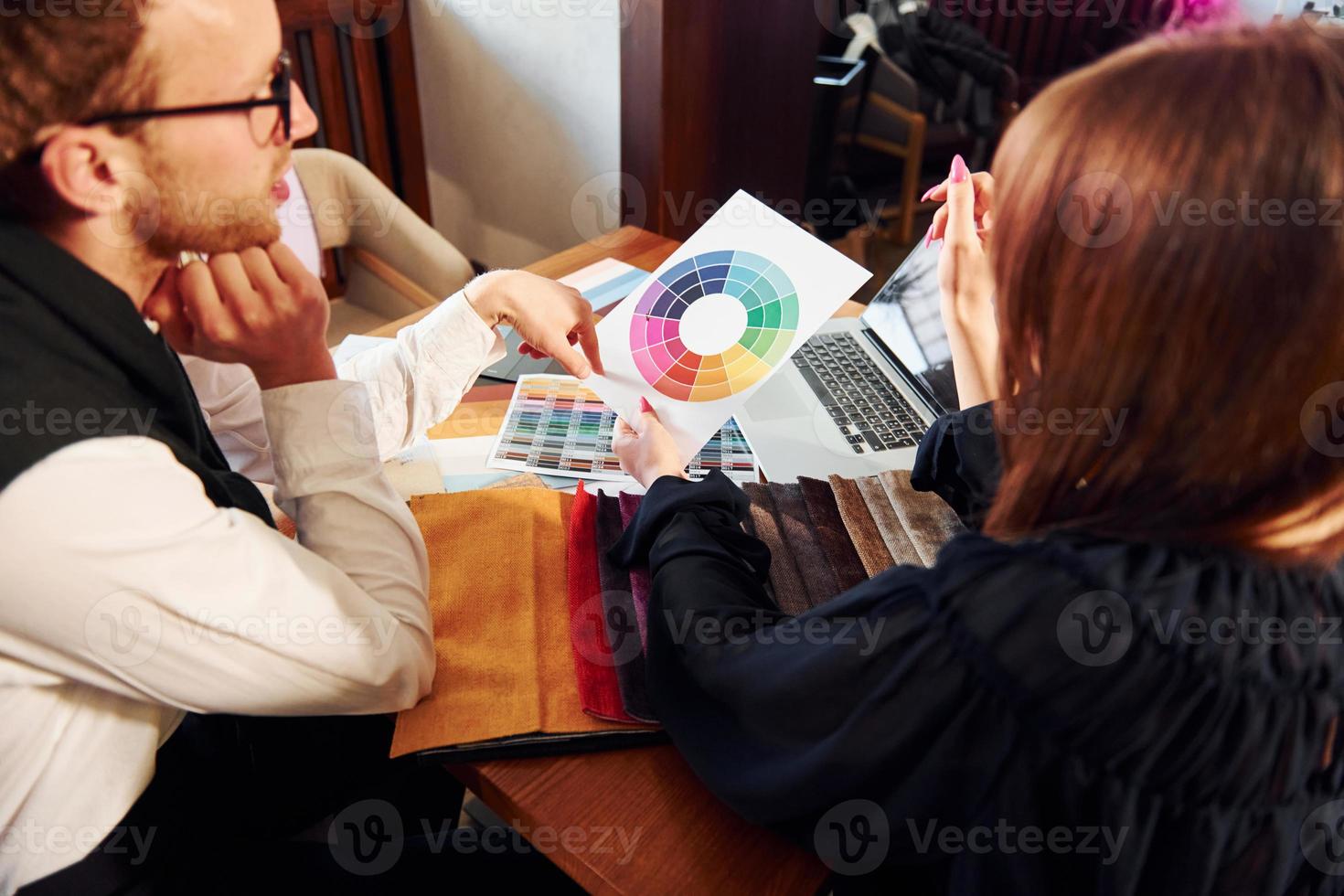 företag människor arbetssätt med dokument. inomhus av ny modern lyx restaurang foto