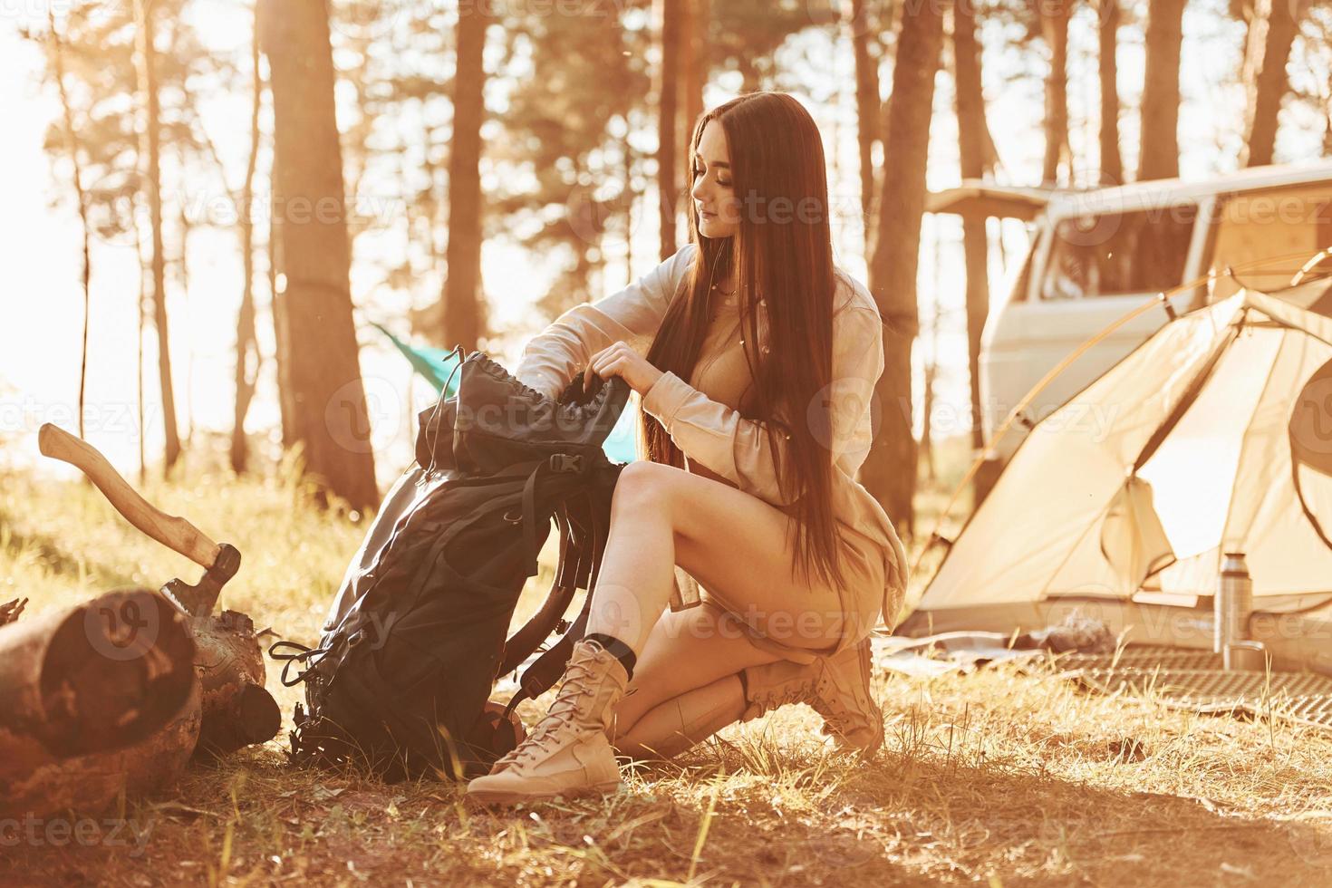 i de läger. kvinna är reser ensam i de skog på dagtid på sommar foto