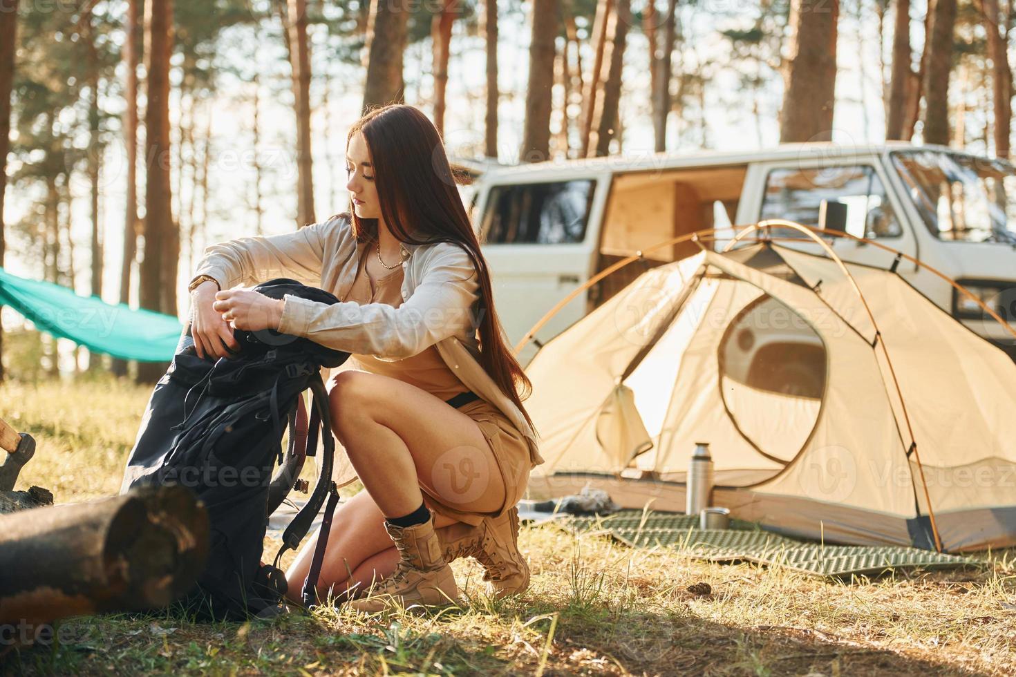 i de läger. kvinna är reser ensam i de skog på dagtid på sommar foto