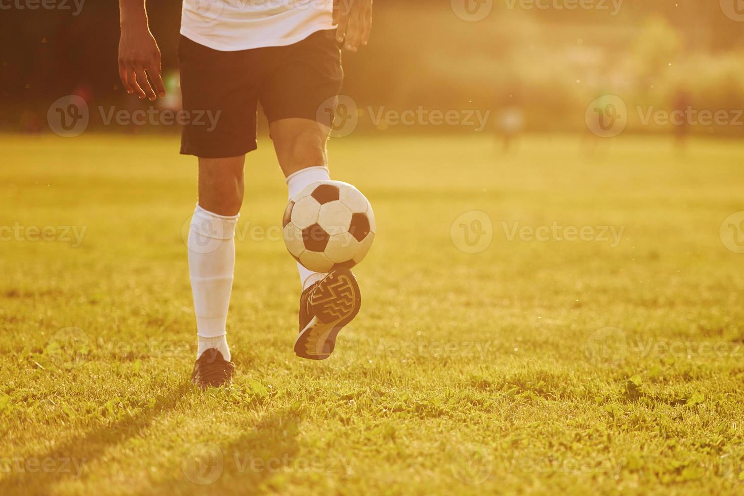 skön solsken. ung fotboll spelare ha Träning på de sportigt fält foto